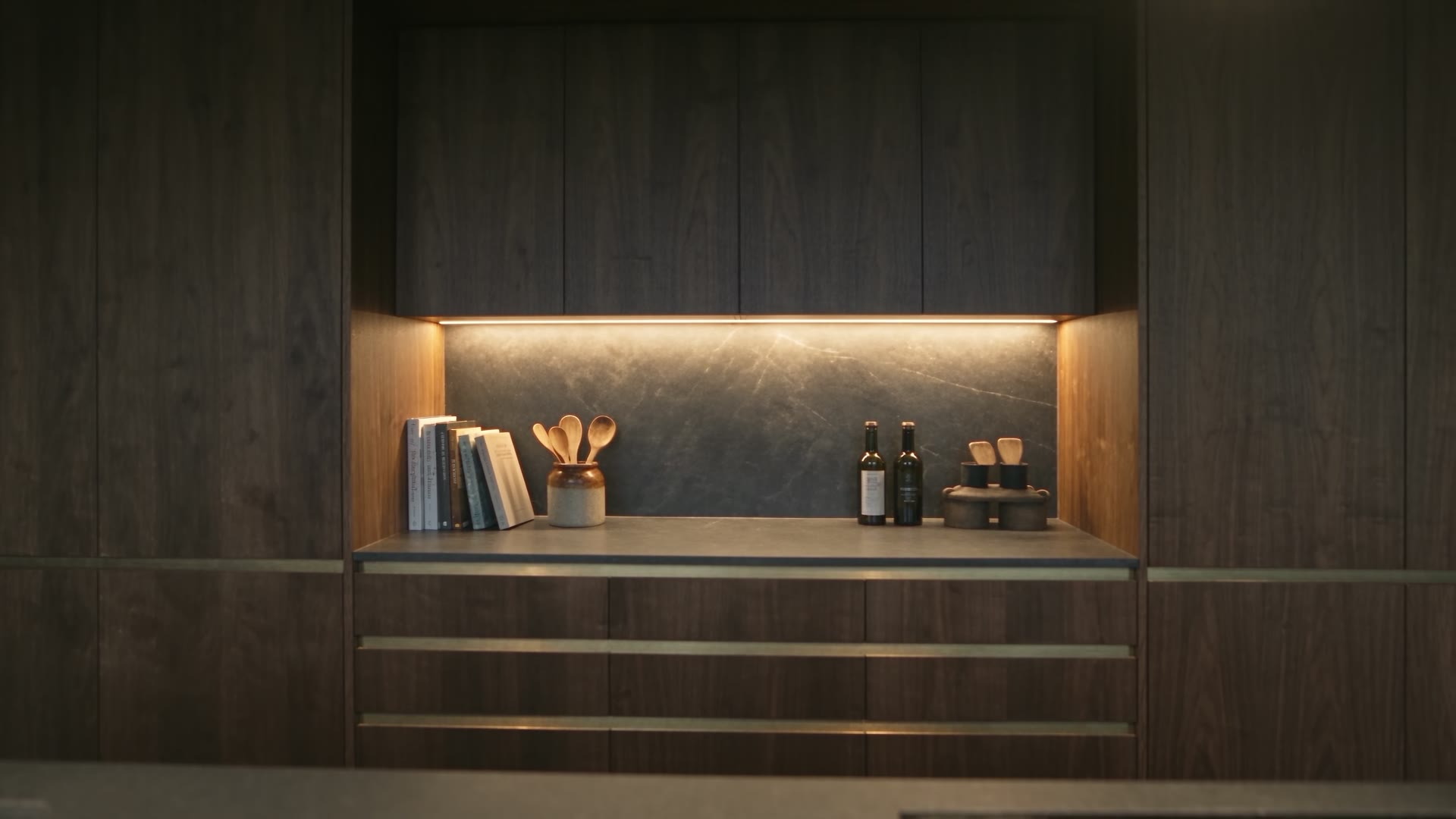 Moderne keuken met strakke lijnen en accentverlichting
